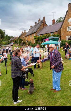 Regno Unito, Inghilterra, Oxfordshire, Wroxton, festa annuale della chiesa in corso, mostra di cani sul villaggio verde Foto Stock