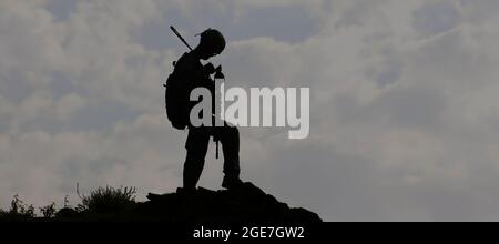 Truppe di combattimento degli Stati Uniti in Afghanistan - 1° Lt. Nathan Carsey, un leader di plotone scout assegnato a 1-221 Cavally Squadron, Nevada National Guard, controlla il suo GPS durante una pattuglia a piedi nelle colline che si affacciano sulla valle di Alishang, nella provincia di Laghman, Afghanistan 24 agosto 2009. Il plotone è stato assegnato per pattugliare le colline a nord della vicina base operativa Forward per impedire ai talebani di manovrare nel campo dell'artiglieria. (STATI UNITI Army Photo by SPC. Walter H. Lowell) Foto Stock