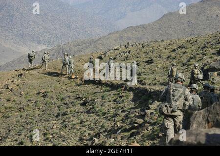 Truppe di combattimento degli Stati Uniti in Afghanistan - UN plotone scout, assegnato a 1-221 Cavalry Squadron, Nevada Guardia Nazionale, condurre una pattuglia piede nelle colline che si affacciano sulla Valle Alishang, Laghman Provincia, Afghanistan 24 agosto 2009. Il plotone è stato assegnato per pattugliare le colline a nord della vicina base operativa Forward per impedire ai talebani di manovrare nel campo dell'artiglieria. (STATI UNITI Army Photo by SPC. Walter H. Lowell) Foto Stock