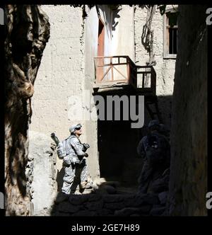 Truppe di combattimento degli Stati Uniti in Afghanistan - SPC. Nickolas Huttinga, un scout di cavalleria, assegnato a 1-221 Cavalleria Squadron, Nevada National Guard, guarda i piani superiori degli edifici durante una pattuglia della città di Qala'a-i-Najil nella provincia di Laghman, Afghanistan 8 ottobre 2009. I 1-221 hanno trascorso nove mesi in Afghanistan, attaccati alla Task Force Mountain Warrior durante la serge del 2009. (STATI UNITI Army Photo by SPC. Walter H. Lowell) Foto Stock