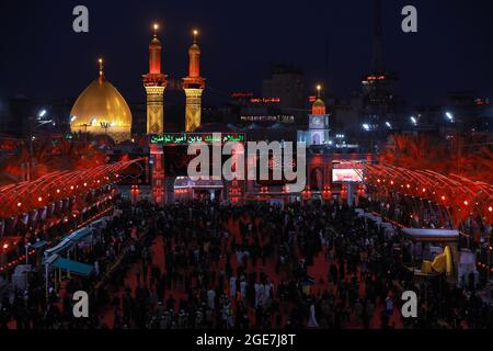 Karbala, Iraq. 17 agosto 2021. I musulmani sciiti iracheni prendono parte ad una processione l'8° giorno del mese santo di Muharram in vista del giorno di Ashura. Muharram è considerato un mese di lutto per i musulmani sciiti, in cui commemorano il martirio del nipote del profeta islamico Maometto. Credit: Ameer al Mohammedaw/dpa/Alamy Live News Foto Stock