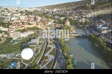 Parco Rike nella città di Tbilisi vista aerea drone sul tramonto Foto Stock