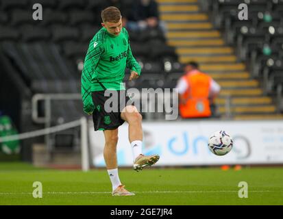 Swansea.com Stadium, Swansea, Regno Unito. 17 agosto 2021. EFL Championship football, Swansea City contro Stoke City; Alfie Doughty di Stoke City durante il warm up Credit: Action Plus Sports/Alamy Live News Foto Stock