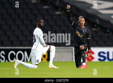 Il Sean Clare di Charlton Athletic (a destra) prende il ginocchio prima del calcio d'inizio durante la partita Sky Bet League One allo Stadium MK, Milton Keynes. Data immagine: Martedì 17 agosto 2021. Foto Stock