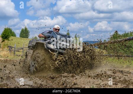Chiudi gara ATV su pista sterrata in montagna estiva Foto Stock