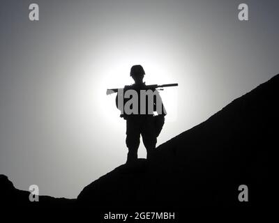 Truppe di combattimento degli Stati Uniti in Afghanistan - 1° Lt. Nathan Carsey, un leader di plotone scout assegnato a 1-221 Cavally Squadron, Nevada National Guard, controlla il suo GPS durante una pattuglia a piedi nelle colline che si affacciano sulla valle di Alishang, nella provincia di Laghman, Afghanistan 24 agosto 2009. Il plotone è stato assegnato per pattugliare le colline a nord della vicina base operativa Forward per impedire ai talebani di manovrare nel campo dell'artiglieria. (STATI UNITI Army Photo by SPC. Walter H. Lowell) Foto Stock