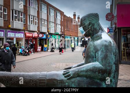 'The sock Man' dell'artista scozzese Shona Kinloch rappresenta l'industria calzetteria di Loughborough e qui è vista con una maschera facciale Foto Stock