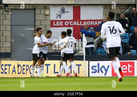 LONDRA, REGNO UNITO. 17 AGOSTO Aleksander Mitrovic di Fulham celebra il suo obiettivo durante la partita del campionato Sky Bet tra Millwall e Fulham al Den, Londra, martedì 17 agosto 2021. (Credit: Tom West | MI News) Credit: MI News & Sport /Alamy Live News Foto Stock