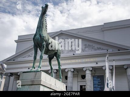 Aachen- Fröhlicher Hengst in Aachen vom Pferdebildhauer vor dem Aachener Stadttheater Foto Stock