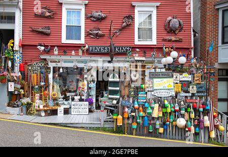 Un negozio con articoli in vendita in esposizione nel centro di Boothbay Harbour, Maine, Stati Uniti Foto Stock