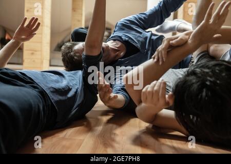 i ballerini improvvisano in contatto. Spettacolo di danza contemporanea Foto Stock