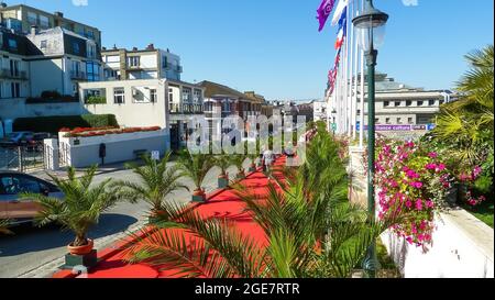 Dinard, Francia - Settembre 15. 2015: Vista sulla strada fiancheggiata da palme con tappeto rosso al casinò durante il festival del film britannique Foto Stock