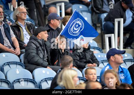 Portsmouth, Regno Unito. 17 agosto 2021. Tifosi di Portsmouth durante la partita della Sky Bet League 1 tra Portsmouth e Shrewsbury Town a Fratton Park, Portsmouth, Inghilterra, il 17 agosto 2021. Foto di Lee Blease/prime Media Images Credit: Prime Media Images/Alamy Live News Foto Stock