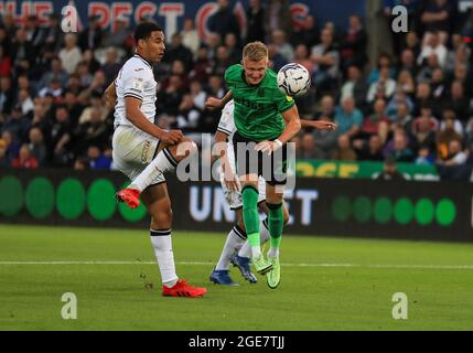 Swansea.com Stadium, Swansea, Regno Unito. 17 agosto 2021. EFL Championship football, Swansea City contro Stoke City; Sam Surridge di Stoke City testa al Goal Credit: Action Plus Sports/Alamy Live News Foto Stock