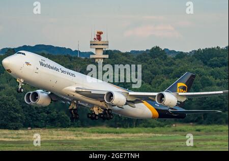 Aeroporto di Colonia-Bonn, CGN, aereo da carico UPS Airlines Boeing 747, durante il decollo, torre radar, NRW, Germania, Foto Stock