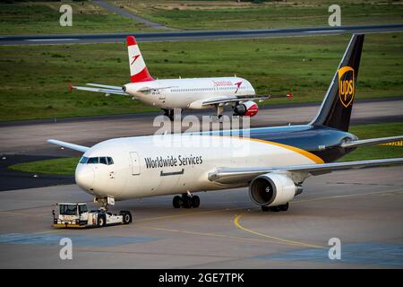 Aeroporto di Colonia-Bonn, CGN, Austrian Airbus Taxiing per il decollo, UPS Airlines Boeing 767-300, in fase di traino in una posizione di parcheggio, NRW, Germania, Foto Stock