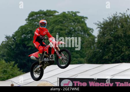 I motociclisti della Stannage Stunt Team brivano la folla al Wiltshire Game and Country Fair Foto Stock