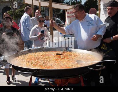 Cucina paella in Piazza della città, Valencia, Spagna, Europa Foto Stock