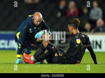 Il Sean Clare di Charlton Athletic (a destra) riceve un trattamento durante la partita Sky Bet League One allo Stadium MK di Milton Keynes. Data immagine: Martedì 17 agosto 2021. Foto Stock