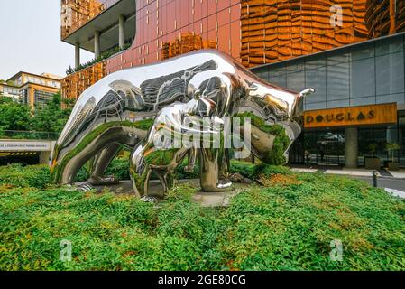 Acciaio inossidabile panda orsi scultura 'Slow' , per artista Zhang Huan, vicino Parq Vancouver casino hotel complesso, Yaletown, Vancouver, British Columbia, Foto Stock
