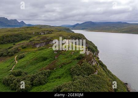 Veduta aerea del Castello di Varrich. Nell'estremo nord delle Highlands scozzesi, vicino al villaggio di Tongue. Il castello si trova su un punto alto locale di roccia. Foto Stock