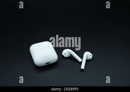 Malaga, Spagna - 11 agosto 2021. Apple AirPod su sfondo nero. Primo piano  delle cuffie wireless e della custodia di ricarica Foto stock - Alamy