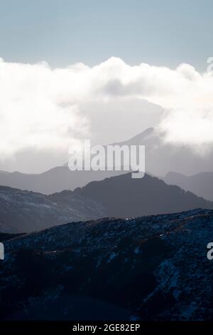 Misty catene montuose, Paparoa Track, (una delle grandi passeggiate della Nuova Zelanda), West Coast, South Island, Nuova Zelanda Foto Stock