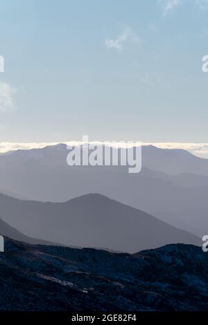 Misty catene montuose, Paparoa Track, (una delle grandi passeggiate della Nuova Zelanda), West Coast, South Island, Nuova Zelanda Foto Stock