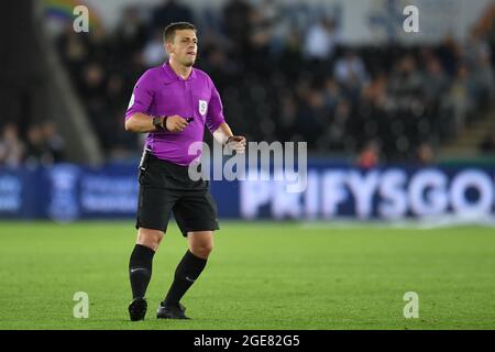 Swansea, Regno Unito. 17 agosto 2021. Arbitro Keith Stroud durante la partita a Swansea, Regno Unito, il 17/2021/08. (Foto di Mike Jones/News Images/Sipa USA) Credit: Sipa USA/Alamy Live News Foto Stock