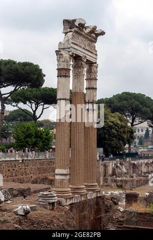 Il tempio di Venere Genetrix è un tempio romano inaugurato nel 46 a.C. , che dominava il lato nord-occidentale del foro di Cesare a Roma . Foto Stock