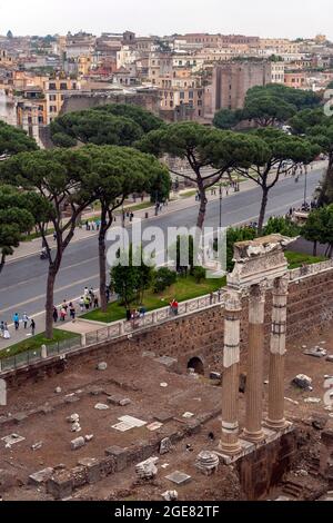 Il tempio di Venere Genetrix è un tempio romano inaugurato nel 46 a.C. , che dominava il lato nord-occidentale del foro di Cesare a Roma . Foto Stock