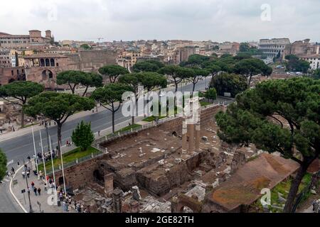 Il tempio di Venere Genetrix è un tempio romano inaugurato nel 46 a.C. , che dominava il lato nord-occidentale del foro di Cesare a Roma . Foto Stock