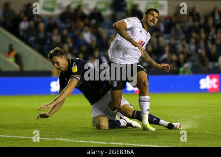 LONDRA, REGNO UNITO. 17 AGOSTO Aleksander Mitrovic di Fulham e Jake Cooper di Millwall si scontrano durante lo Sky Bet Championship match tra Millwall e Fulham al Den, Londra, martedì 17 agosto 2021. (Credit: Tom West | MI News) Credit: MI News & Sport /Alamy Live News Foto Stock