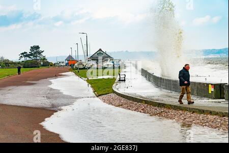 Llanfafechan Promenade in un giorno tempestoso di aprile 2021. Il Padiglione della Spiaggia in lontananza. Foto Stock