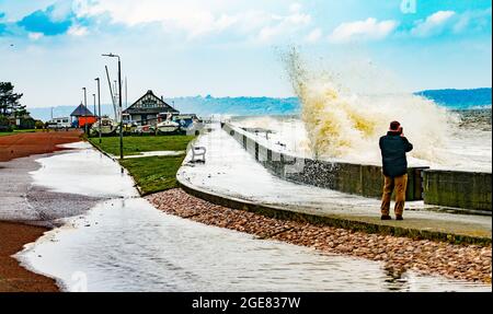 Llanfafechan Promenade in un giorno tempestoso di aprile 2021. Il Padiglione della Spiaggia in lontananza. Foto Stock