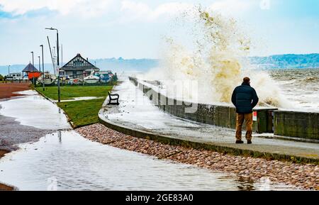 Llanfafechan Promenade in un giorno tempestoso di aprile 2021. Il Padiglione della Spiaggia in lontananza. Foto Stock