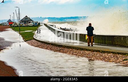 Llanfafechan Promenade in un giorno tempestoso di aprile 2021. Il Padiglione della Spiaggia in lontananza. Foto Stock