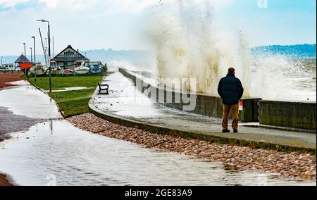 Llanfafechan Promenade in un giorno tempestoso di aprile 2021. Il Padiglione della Spiaggia in lontananza. Foto Stock