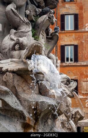 La Fontana del Pantheon (in inglese: Fontana del Pantheon) fu commissionata da Papa Gregorio XIII e si trova in Piazza della rotonda, Roma i. Foto Stock