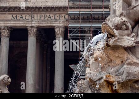 La Fontana del Pantheon (in inglese: Fontana del Pantheon) fu commissionata da Papa Gregorio XIII e si trova in Piazza della rotonda, Roma i. Foto Stock