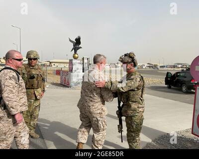 Frank McKenzie, il comandante del comando centrale degli Stati Uniti, incontra l'ADM posteriore della marina statunitense. Peter Vasely, comandante delle forze americane Afghanistan-Forward, all'aeroporto internazionale Hamid Karzai, Afghanistan il 17 agosto 2021. (STATI UNITI Navy foto di Capt. William Urban) Foto Stock