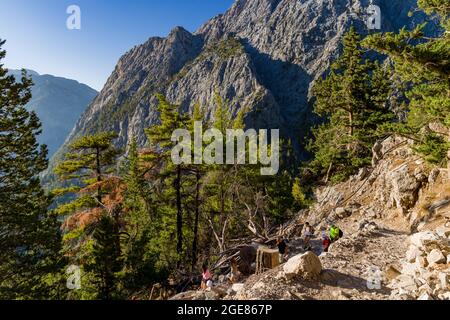 SAMARIA GORGE, CRETE - 20 LUGLIO 2021: Escursionisti nella spettacolare montagna e scenario forestale della gola di Samaria sull'isola greca di Creta Foto Stock