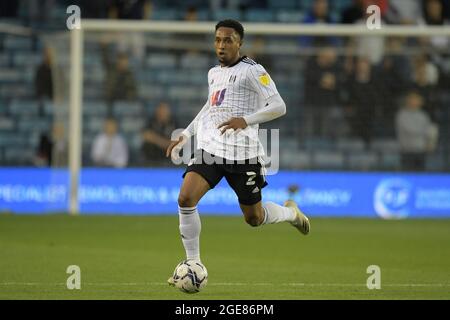 The New Den London, Regno Unito. 17 agosto 2021. Kenny Tete di Fulham durante la Millwall vs Fulham, EFL Championship Football Match al New Den London. Credit: MARTIN DALTON/Alamy Live News Foto Stock