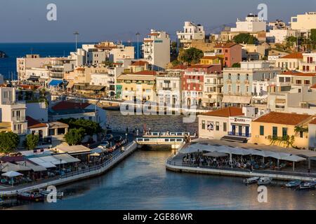 AGIOS NIKOLAOS, CRETE - 11 LUGLIO 2021: Lago Vouliagmeni e zona lungomare della città di Agios Nikolaos al tramonto. Creta, Grecia. Foto Stock