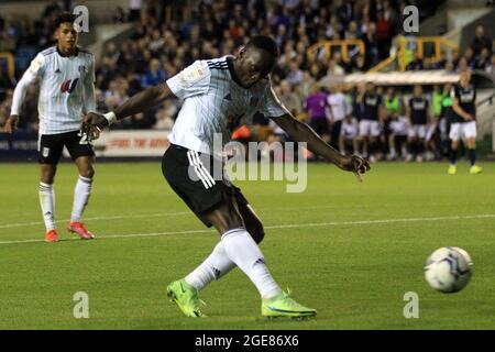 Londra, Regno Unito. 17 agosto 2021. Neeskens Kebano di Fulham prende un colpo sulla porta. EFL Skybet Championship, Millwall contro Fulham al Den di Londra martedì 17 agosto 2021. Questa immagine può essere utilizzata solo per scopi editoriali. Solo per uso editoriale, è richiesta una licenza per uso commerciale. Nessun utilizzo nelle scommesse, nei giochi o nelle pubblicazioni di un singolo club/campionato/giocatore. pic by Steffan Bowen/Andrew Orchard sports photography/Alamy Live news Credit: Andrew Orchard sports photography/Alamy Live News Foto Stock