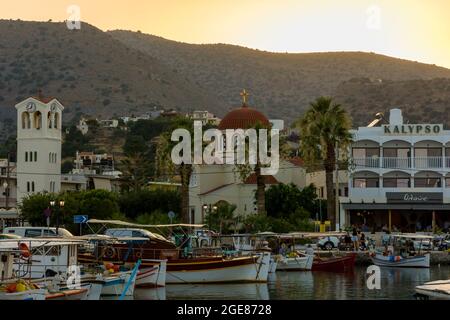 ELOUNDA, CRETA - 11 LUGLIO 2021: Imbarcazioni da pesca tradizionali colorate e attrezzature al porto della città di Elounda a Lasithi, Creta (Grecia) Foto Stock