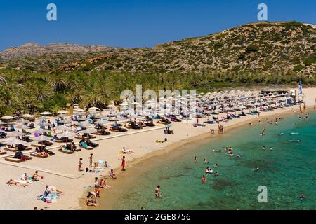 VAI, CRETE - 15 LUGLIO 2021: Folle di turisti sulla pittoresca spiaggia di Vai, circondata da palme, sulla costa orientale di Creta (Grecia) Foto Stock