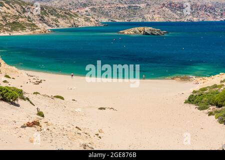 PSILI AMMOS, CRETE - 15 LUGLIO 2021: Persone sulla spiaggia appartata di Psilio Ammos vicino a Vai a Creta orientale Foto Stock