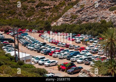 VAI, CRETE - 15 LUGLIO 2021: Gran numero di auto a noleggio di colore simile parcheggiate presso la spiaggia di Vai a Creta orientale (Grecia). Foto Stock