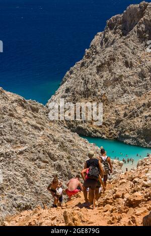 SEITAN Limania, CRETE - 18 2021 LUGLIO: Folle di persone che discendono la ripida scogliera verso la spiaggia riparata a Limania sulla greca isla Foto Stock